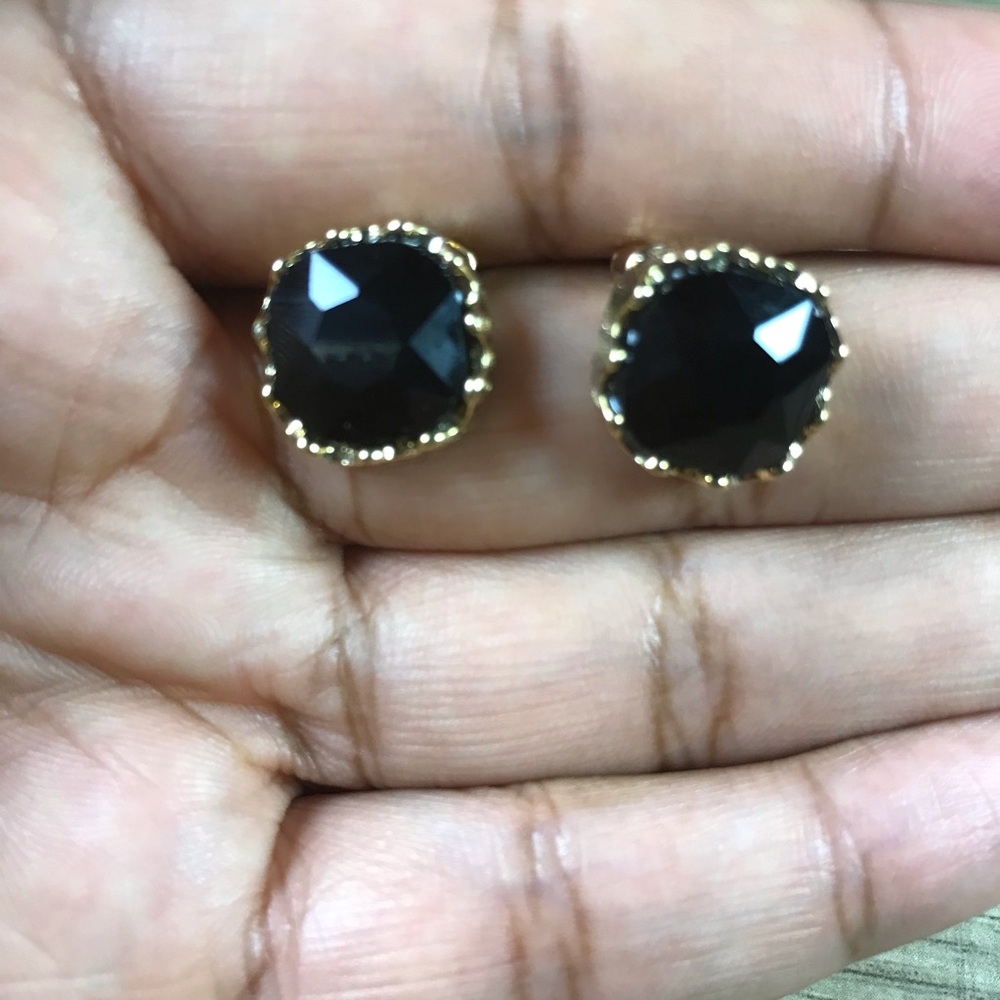 Vintage Elegant Black and Gold Stud Earrings - Picture 2 of 6